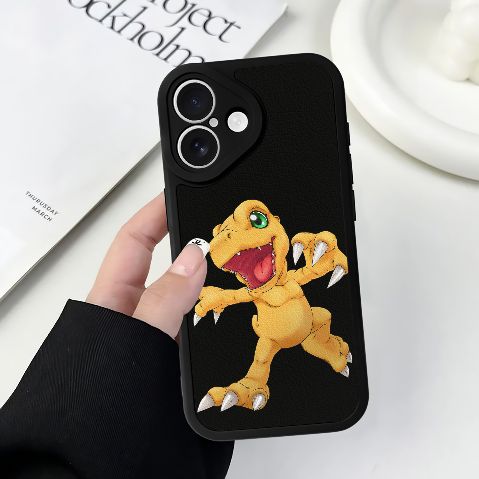 （画像用） Digimon デジタルモンスター/デジモン 【iPhone 16シリーズ対応】シリコンスマホケース（レザー調） 材質：シリコン